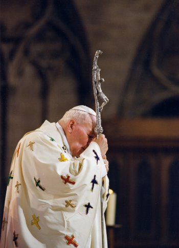 Jean-Paul II en prière à Notre Dame de Paris lors des JMJ de 1997